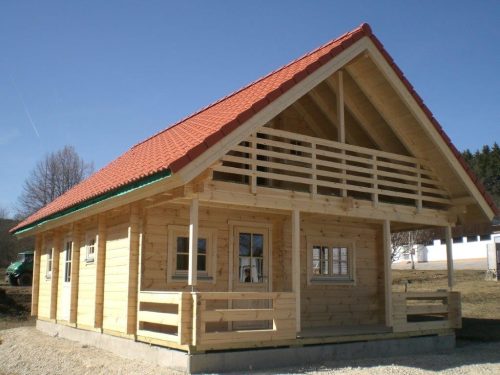 Blockhaus ZWIESEL 90mm-Wandstärke mit Terrasse und Balkon