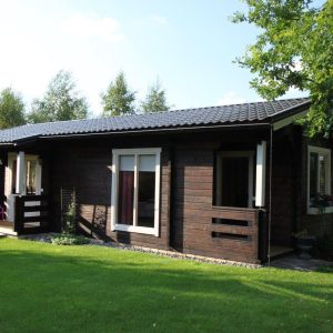 Wochenendhaus Ferienhaus Blockhaus 47,1m² mit lasierten Fenstern und Türen im Wunschfarbton 