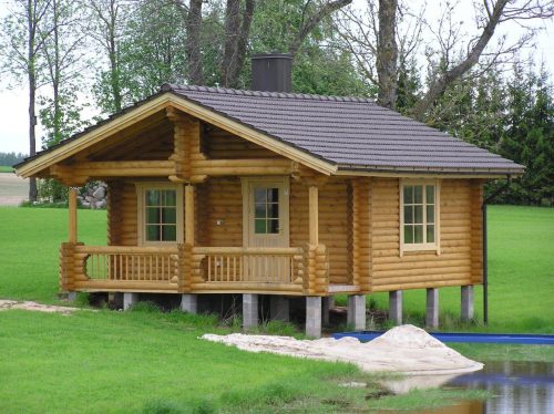 190mm Durchmesser Rundholz Ferienhaus Blockhaus 25m² + 8,7m² Terrasse mit lasierten Fenstern und Türen im Wunschfarbton