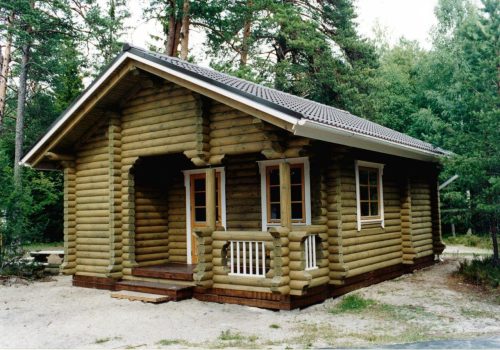 190mm Durchmesser Rundholz Ferienhaus Blockhaus 33m² mit lasierten Fenstern und Türen im Wunschfarbton