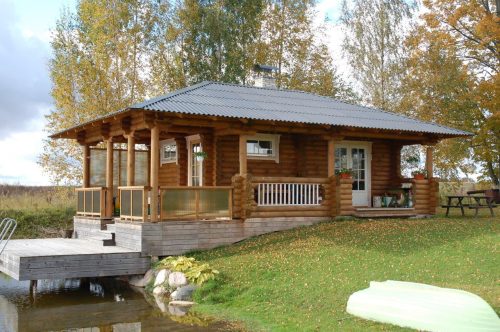 190mm Durchmesser Rundholz Ferienhaus Blockhaus 31,6m² + 24,7m² L-Form Terrasse, Fenstern, Türen im Wunschfarbton