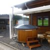 Jacuzzi Badezuber Whirlpool Holz Hot Tub mit internem Ofen inkl. Pumpe, Leiter, Glasfaser-Einsatz und Deckel in grau