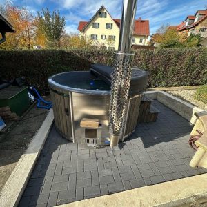 Badezuber WPC Whirlpool Jacuzzi Hot Tub Ø 205cm mit internem Ofen inkl. Thermodeckel, WPC Verkleidung, Pumpe, LED, Leiter, Glasfaser-Einsatz, Filter-Vorbereitung
