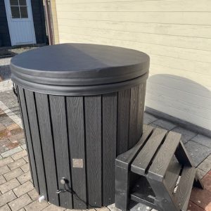 Tauchbecken Bottich Cold Plunge ColdTub Ø 100 cm aus WPC Bretter mit Treppe, Thermodeckel, LED und Einsatz aus GFK-Fiberglass in Farbton blue granite